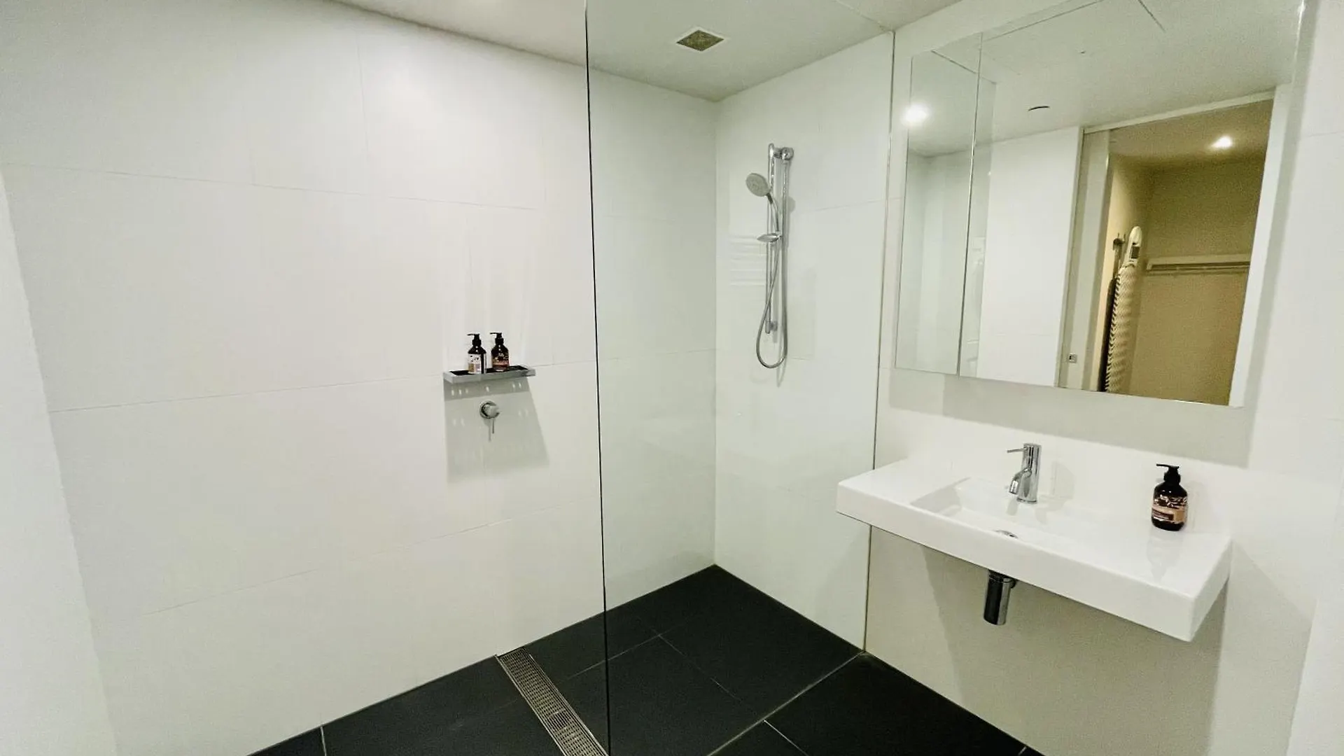 Nishi Holiday Apartments Canberra